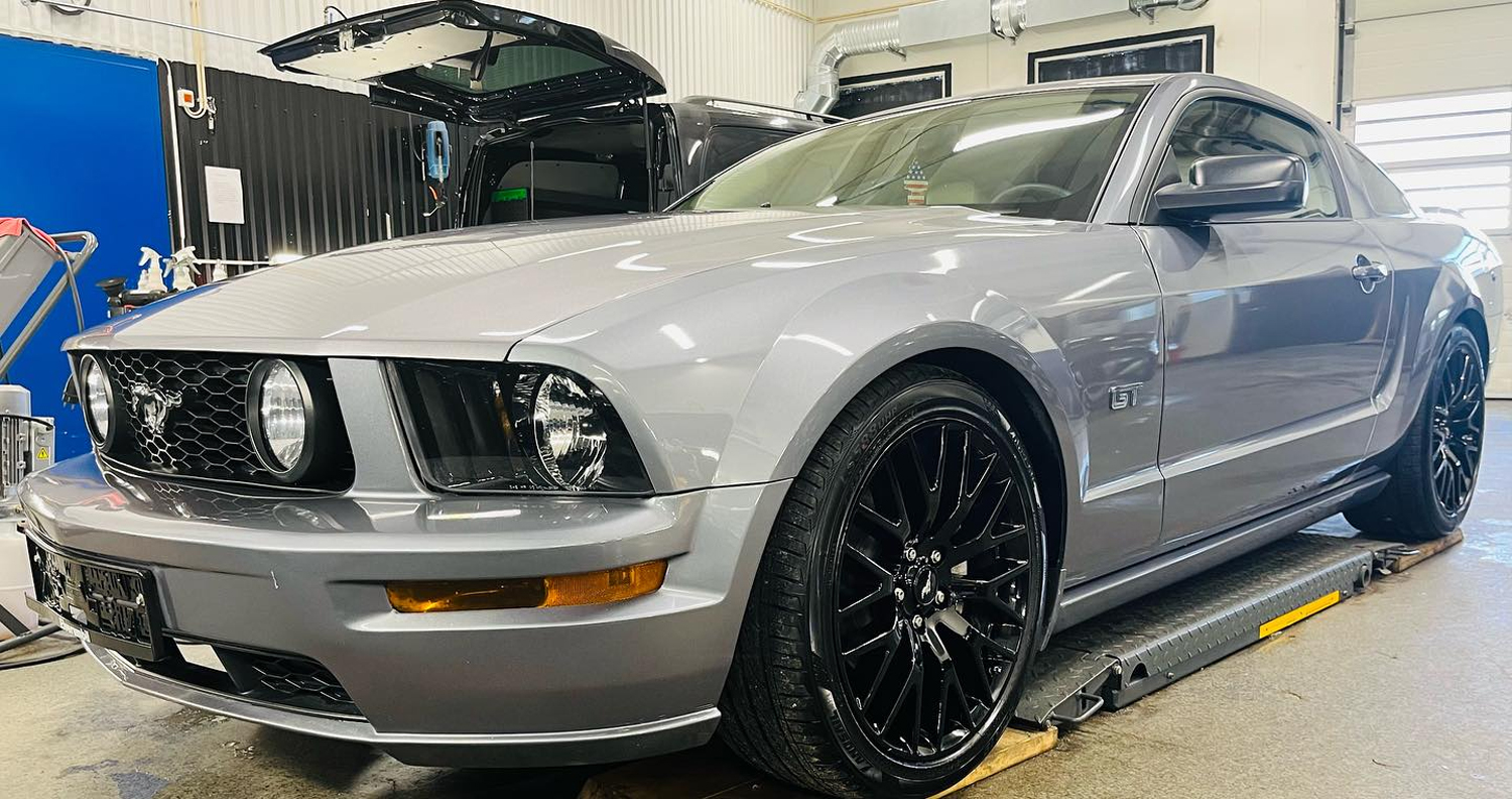 Erfarne fagfolk utfører bilpleie i Skien - grundig behandling for glans og beskyttelse året rundt